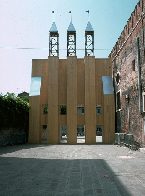 Portale d'ingresso alla mostra di Architettura all'Arsenale